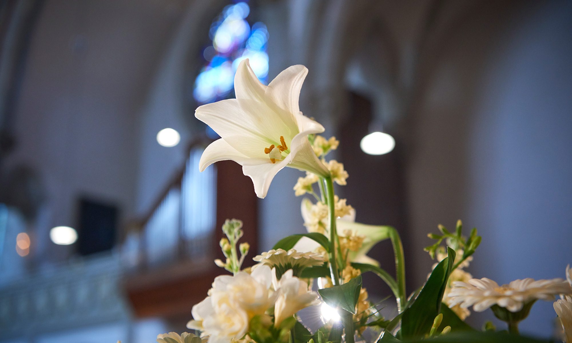 Weißer Blumenstraß zur Hochzeitsfeier